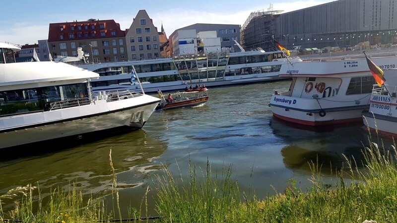 Weil sich ein Mann mit einem Notruf einen schlechten Scherz erlaubte, wurde dadurch am Montag in Regensburg ein Großeinsatz auf der Donau ausgelöst.