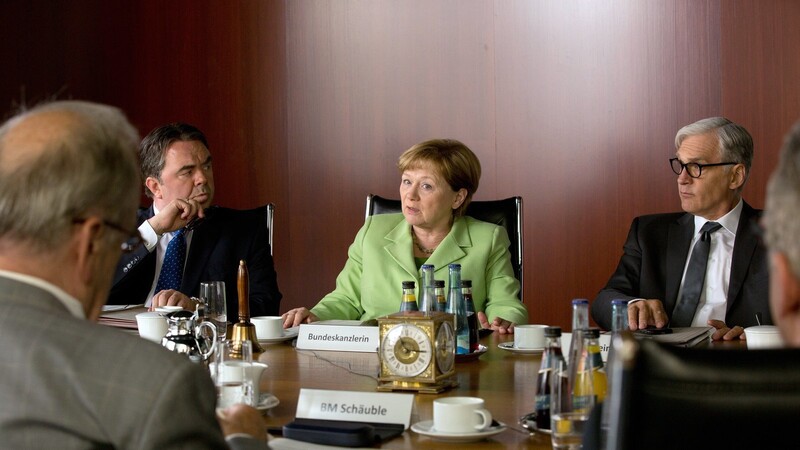 Im Bundeskanzleramt: Imogen Kogge als Angela Merkel, links Timo Dierkes als Sigmar Gabriel, rechts Walter Sittler als Frank-Walter Steinmeier