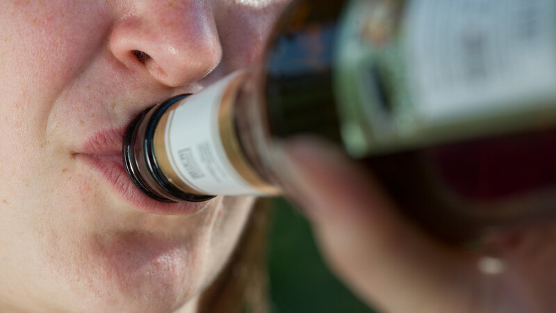 Gefährlich viel intus: Eine betrunkene Putzfrau in Straubing hat einen Polizeieinatz ausgelöst.(Foto: dpa/Symbolbild)