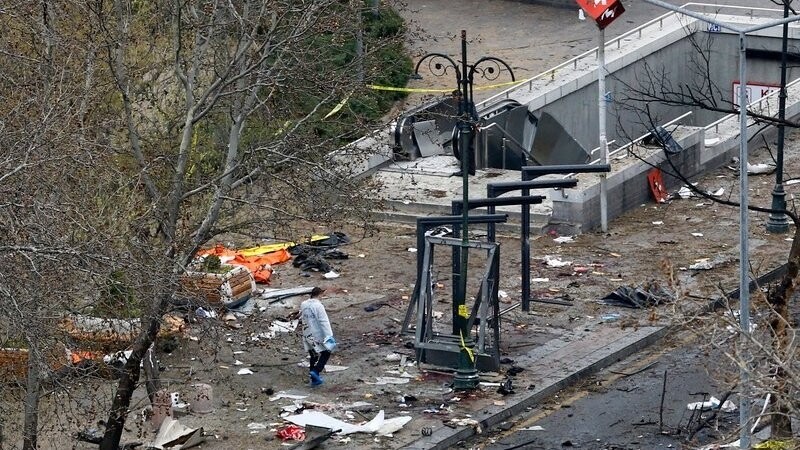 Bei einem schrecklichen Anschlag im Zentrum Ankaras sind am Sonntagabend nach Regierungsangaben 34 Menschen getötet worden, darunter auch mindestens ein Selbstmordattentäter.