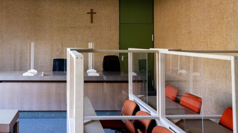 Ein Kreuz hängt im Landgericht in einem Sitzungssaal. Der Bayerische Verwaltungsgerichtshof verhandelt über Söders Kreuzerlass.
