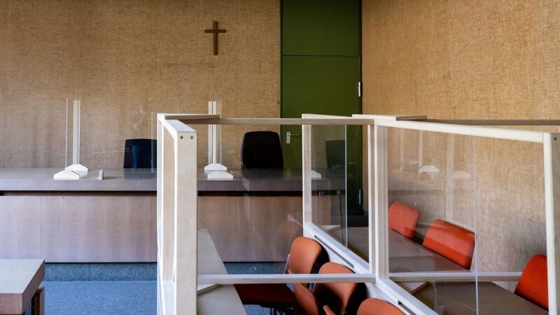 Ein Kreuz hängt im Landgericht in einem Sitzungssaal. Der Bayerische Verwaltungsgerichtshof verhandelt über Söders Kreuzerlass.