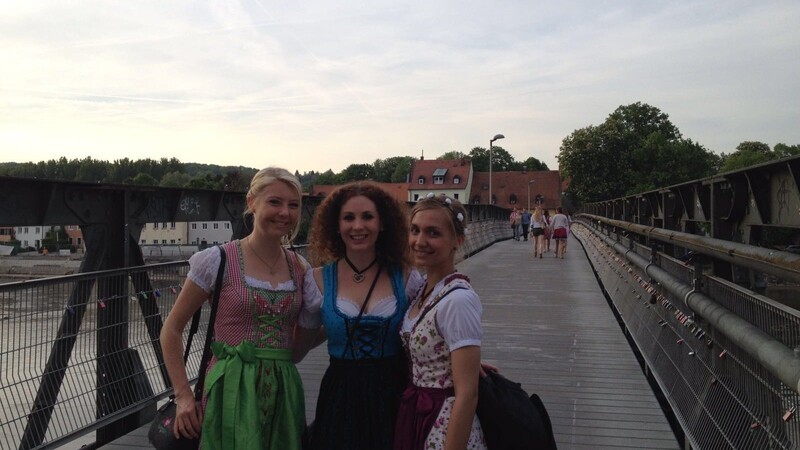 Carina Ziegler (links) unternimmt viel mit ihren Mitbewohnerinnen. Ein Besuch der Regensburger Dult gehört da auf jeden Fall dazu.