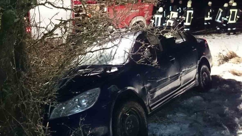 Das Unfallauto kam in der schneebedeckten Wiese an einem Strauch zum Stehen. (Foto: Pledl)