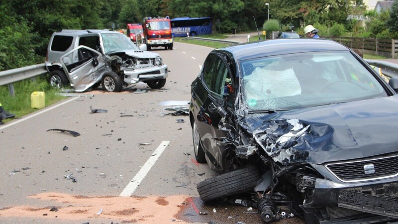 Die beiden Autos wurden bei dem Unfall stark beschädigt, die zwei Fahrer kamen aber glücklicherweise mit leichten Verletzungen davon.