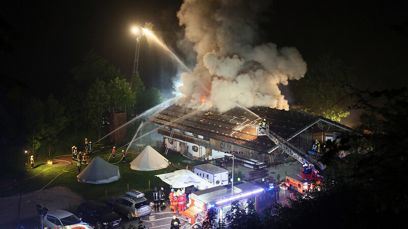 Rauch und Flammen schlugen am 23. Mai in Schneizlreuth aus dem Dach eines Gästehauses.