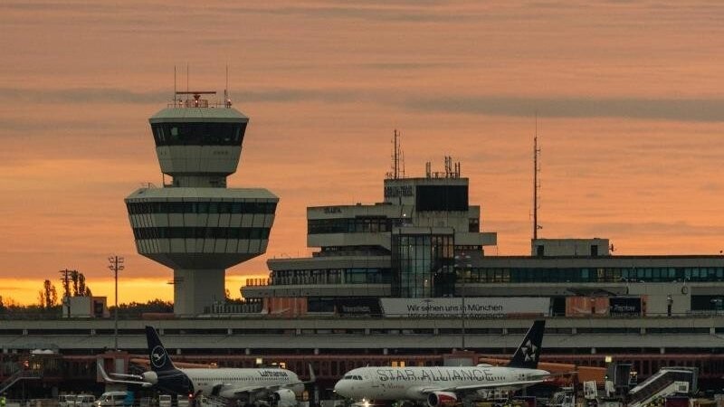 Flugzeuge stehen auf dem Rollfeld des Flughafens Berlin-Tegel.