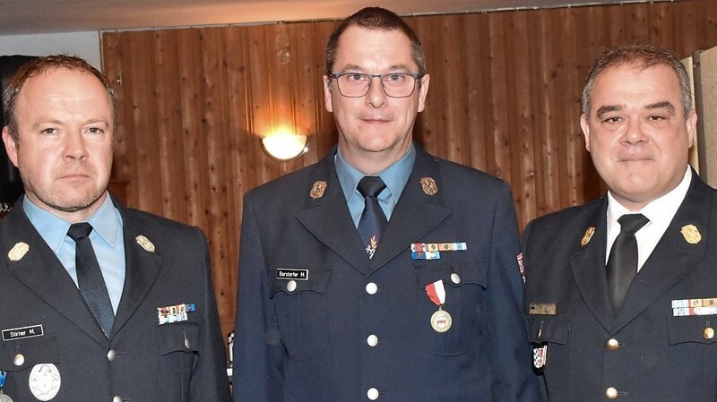 Feuerwehr Geisenhausen: Eine besondere Ehrung erfuhr Martin Barstorfer (Mitte) durch Kreisbrandinspektor Karl Hahn (rechts) und Kommandant Michael Stirner.