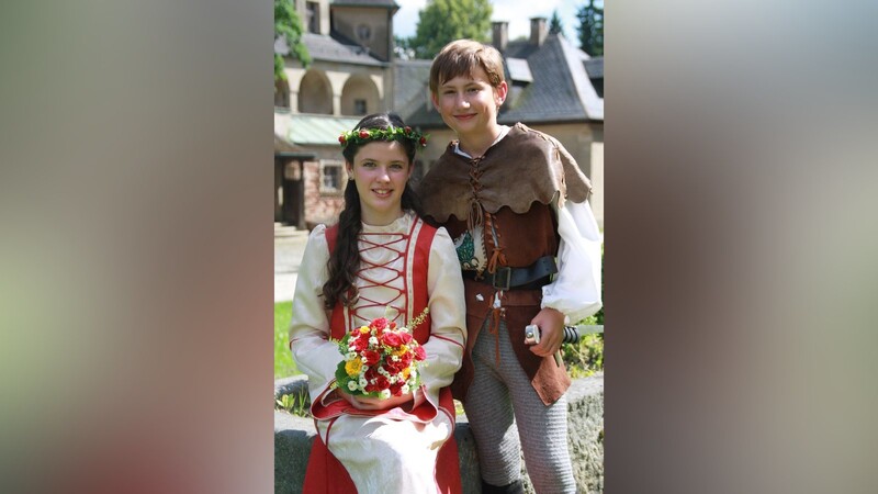 Sophia Nobars und Tobias Buschek (beide elf Jahre jung) verkörpern heuer das Further Kinderritterpaar.