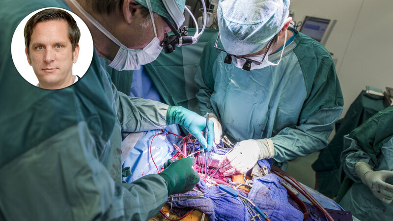 Zwei Chirurgen führen eine Operation am offenen Herzen durch.