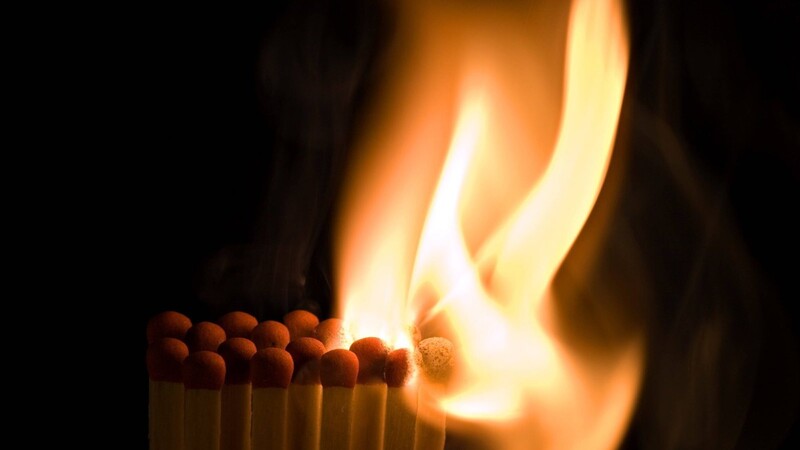 Zwei Buben warfen eine brennende Streichholzschachtel in ein fremdes Haus in Hemau. (Symbolbild)