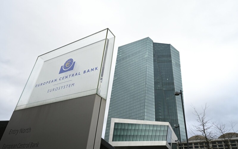 Eine Stele mit der Inschrift "European Central Bank Eurosystem" steht vor der Zentrale der Europäischen Zentralbank (EZB). 