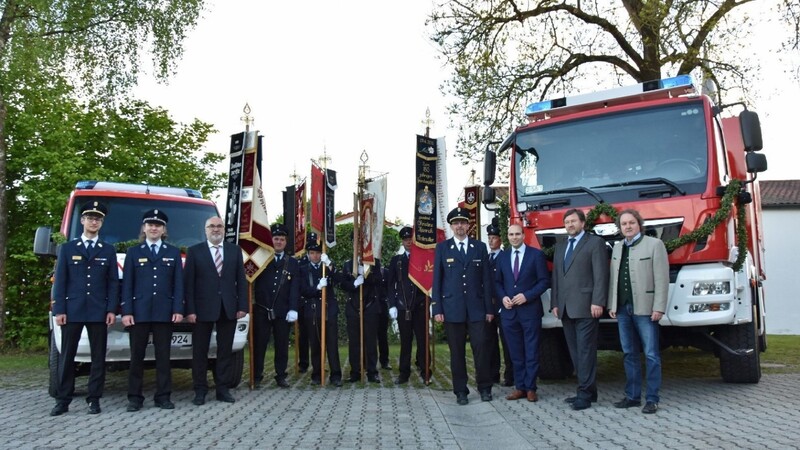 Bei der Florianifeier der FFW Landshut am Samstag wurden feierlich zwei neue Fahrzeuge übergeben.