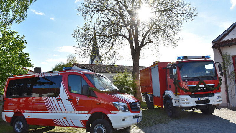 Bei der Florianifeier der FFW Landshut am Samstag wurden feierlich zwei neue Fahrzeuge übergeben.