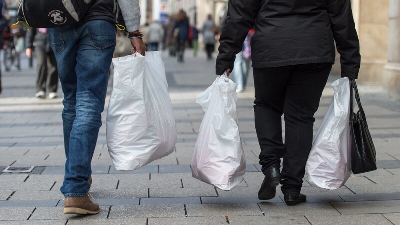 Laut einer Umfrage finden viele Deutsche, die Plastiktüten im Supermarkt könnten ruhig etwas teurer werden. Wenn man sie nicht komplett verbieten sollte.
