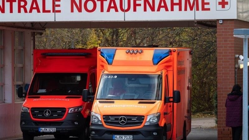 Zwei Rettungswagen stehen an der Zentralen Notaufnahme eines Klinikums in der Region Hannover. (Archivbild).