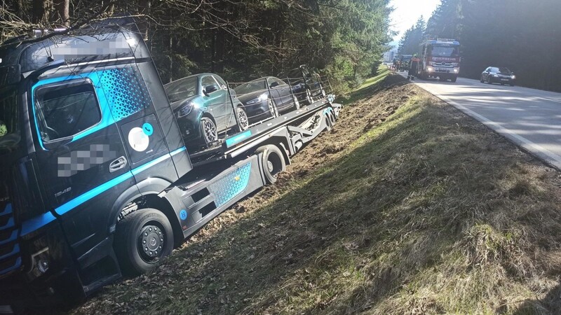 Ein Lastwagen ist am Dienstag zwischen Fernsdorf und Linden von der B 85 abgekommen.