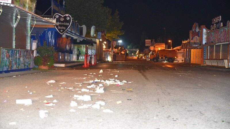 Kein ungewöhnlicher Anblick: Nach einem Volksfest-Abend liegt auf den Wegen überall Müll. Die Stadtreinigung sorgt dafür, dass bis zum nächsten Morgen alles wieder sauber ist.