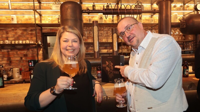 Mareike Hasenbeck und Giesinger-Chef Steffen Marx stoßen auf das neue Bierbuch an.