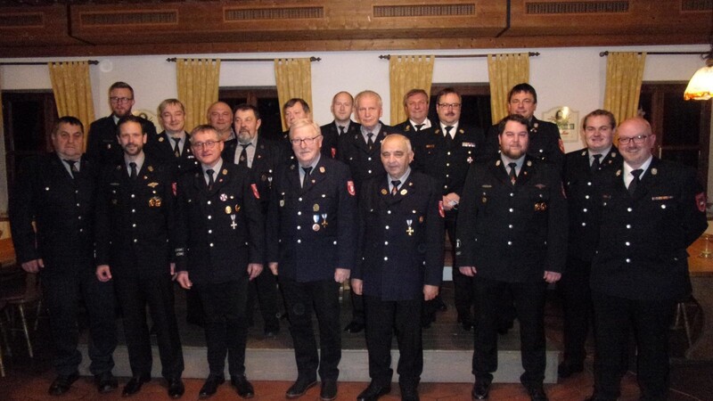 Diese Kameraden der FFW Eschlkam wurden für langjährige Mitgliedschaft geehrt.