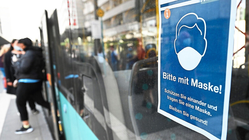 Ein Mund-Nasen-Schutz ist im Bus schon seit einiger Zeit vorgeschrieben. Ein Landshuter, der sich offenbar nicht daran halten wollte, hat am Mittwoch in einem Stadtbus für einen Tumult gesorgt. (Symbolbild)