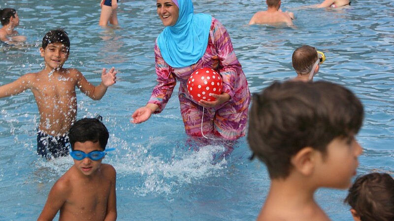 Im Neutraublinger Hallenbad dürfen muslimische Frauen keinen Burkini tragen. Zuvor hatten sich mehrere Badegäste darüber beschwert.