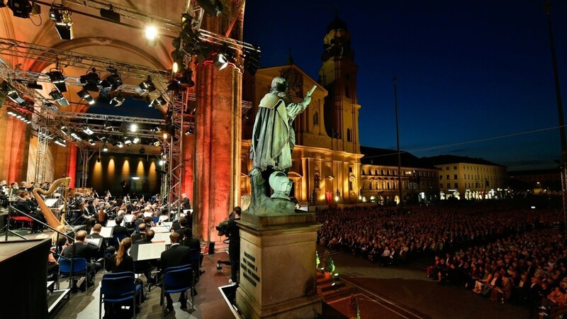 In einer lauen Sommernacht kann "Klassik am Odeonsplatz" vor der Feldherrnhalle zum Erlebnis werden.