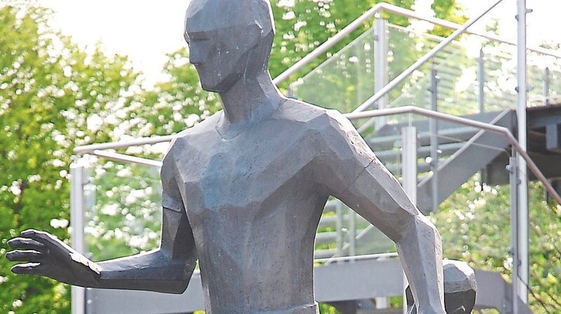 Das Denkmal für Zivilcourage dem Dominik-Brunner-Haus in Ergoldsbach zeigt eine Statue, die sich Die Statue sich schützend vor e