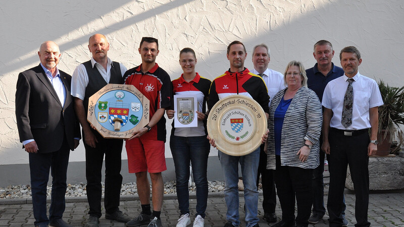 Die Vertreter der Siegermannschaft des SV Isargrün Goben erhielten den von Stadtrat Josef Geislinger gestifteten Wanderpokal und die Siegerscheibe aus den Händen von Drittem Bürgermeister Michael Rieger.