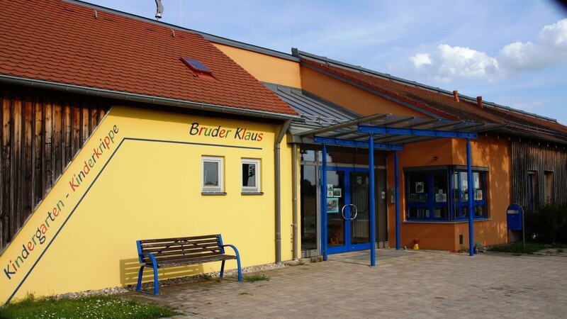 Das Gebäude der Kita Bruder Klaus in Sarching gehört inzwischen der Gemeinde. Die Trägerschaft obliegt weiterhin der Kirchenstiftung.