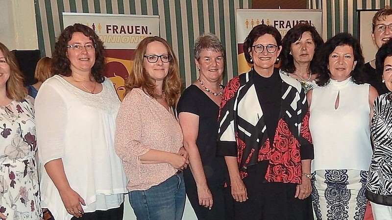 Verantwortliche und Delegierte mit weiteren FU-Frauen aus dem Landkreis mit der neuen Bezirksvorsitzenden Dr. Petra Loibl.