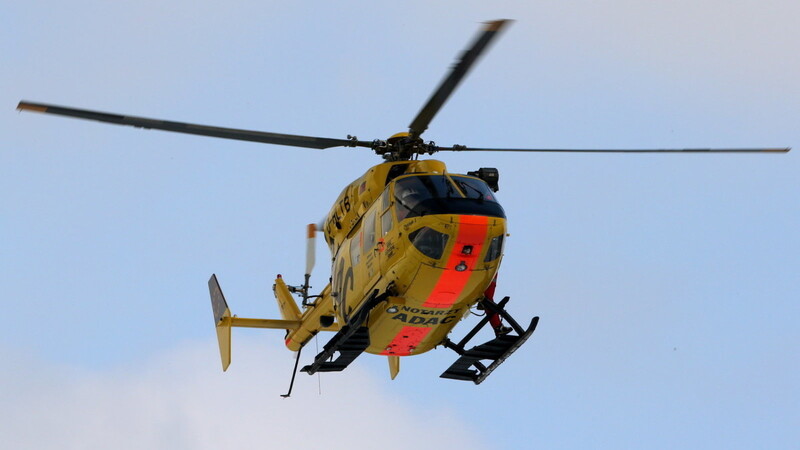 Per Rettungshubschrauber wurde eine 21-Jährige schwer verletzt nach ihrem Unfall bei Pfeffenhausen ins Krankenhaus gebracht.