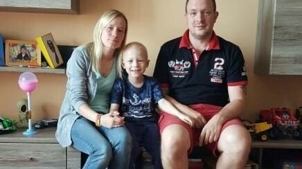 Lucas mit seinen Eltern vor einige Wochen daheim in Waffenbrunn. Am Montag hat er die Stammzellen seines Spenders übertragen bekommen. (Foto: privat)