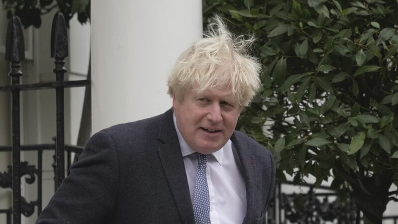 Boris Johnson, ehemaliger Premierminister von Großbritannien, verlässt sein Haus. Die Aufarbeitung der Rolle von Ex-Premierminister Boris Johnson in der "Partygate"-Affäre entwickelt sich für die Konservative Partei zur Zerreißprobe.