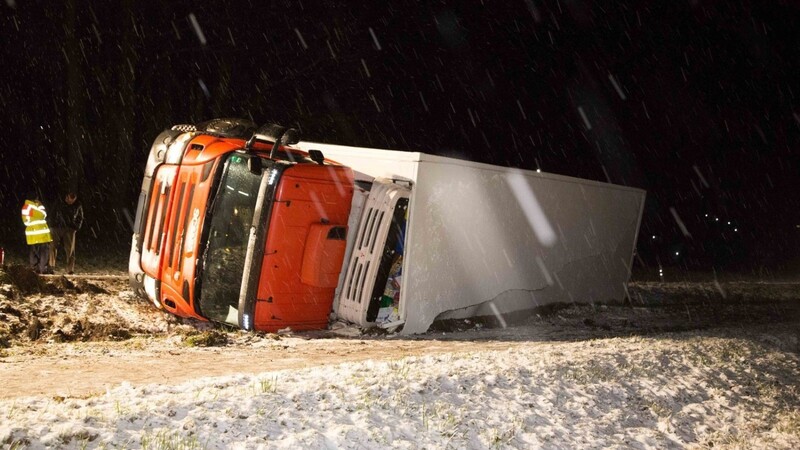 In der Nacht auf Donnerstag ist bei Hohenthann ein Lastwagen im dichten Schneetreiben von der Straße abgekommen und umgekippt.