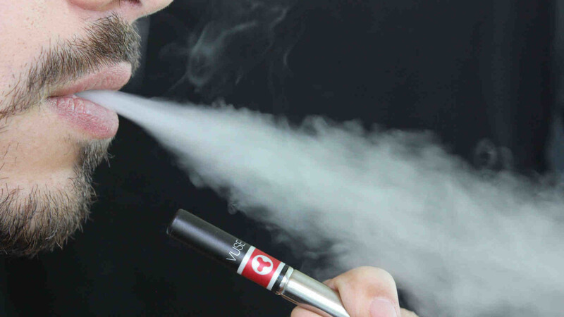 Der Dampf der E-Zigarette ist weniger schädlich als Tabakrauch. Stimmt das wirklich?