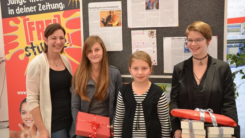 Tanja Pfeffer von der Jungendredaktion des Straubinger Tagblatts, mit den Gewinnerinnen des Schreibwettbewerbs (von links): Sandra Fiedler, Franka Felsl und Josephine Adam.