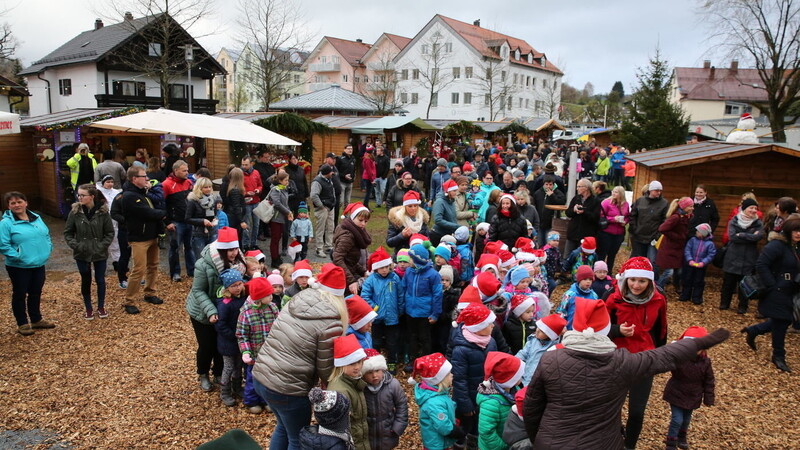 Der Zwieseler Christkindlmarkt ist schon am Morgen gut gefüllt.