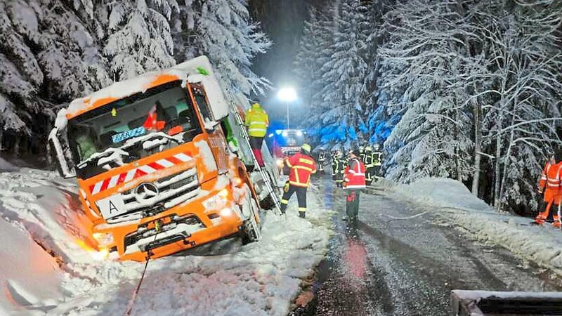 Ein aus Achslach kommender Lastwagen rutschte bei Gotteszell in den Graben. Die Feuerwehr Gotteszell übernahm die Verkehrslenkung, damit der verunglückte Lastwagen mithilfe eines Bergefahrzeugs geborgen werden konnte.