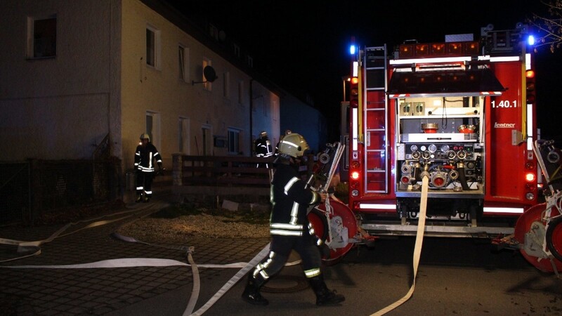 Bei einem Brand im Vogelauweg in Straubing sind am Samstagabend zwei Menschen leicht verletzt worden.