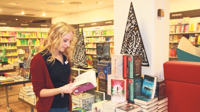 Susanne Manz macht eine Ausbildung zur Buchhändlerin bei Bücher Pustet in Straubing.