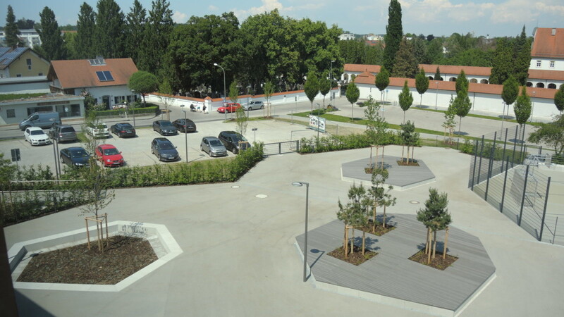 Die neue Freifläche zwischen der Mittelschule und dem Arkadenplatz an der Pfarrkirche umfasst nicht nur den neuen Pausenhof für die Mittelschule, sondern auch eine Multifunktionsfläche für alle Jugendlichen und 44 Parkplätze, von denen ein Teil entlang der Seyboldsdorfer Straße liegt.