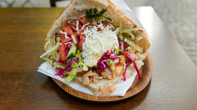 Ein Döner Kebab liegt auf einem Tisch vor einem Dönerladen. Eurowings will ab sofort Dönertaschen auf Flügen anbieten.