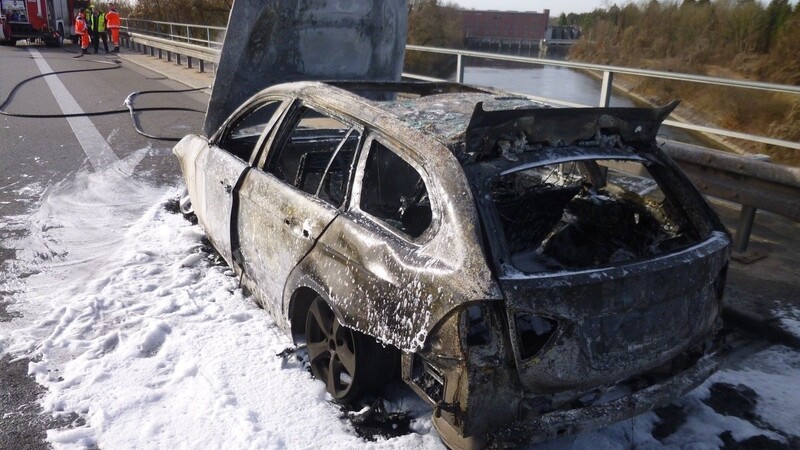 Ein Auto ist am Montagvormittag auf der A92 ausgebrannt.