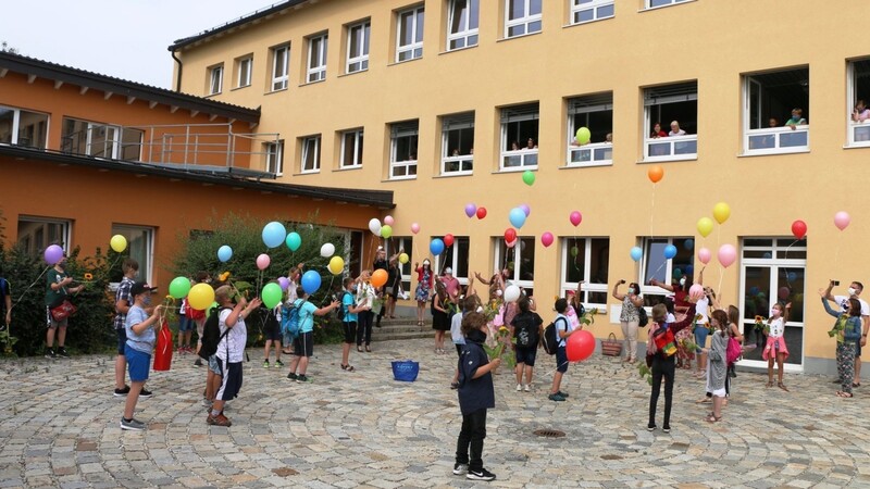 Mit dem traditionellen Luftballonsteigen auf dem Pausenhof verabschiedeten sich die Viertklässler.