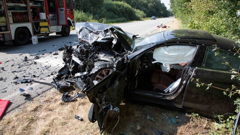 Bei einem schlimmen Unfall nahe Velden ist am Sonntagmorgen ein junger Manns ums Leben gekommen. (Fotos: FD)