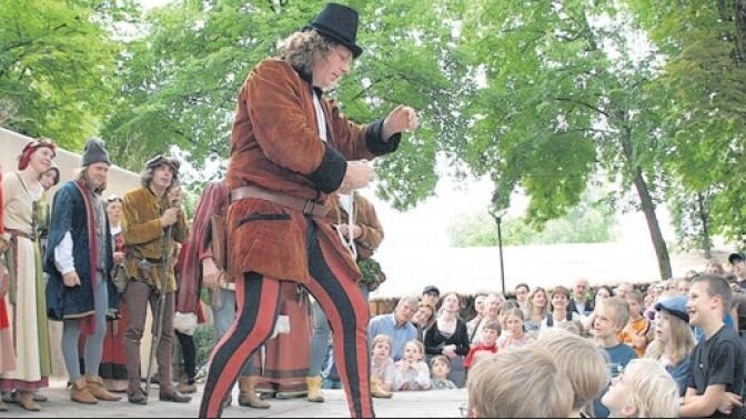 Dicht an dicht stehen die Besucher an der Bühne, wo Komödianten Schwänke und Zauberer ihre Tricks zeigen. (Foto: cv)