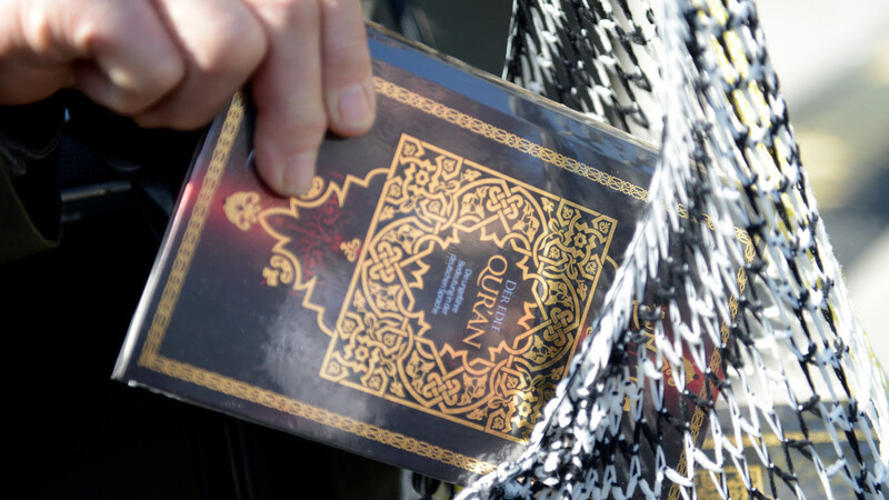 Salafisten verteilen kostenlos Koran-Exemplare an Passanten. (Archivfoto: Britta Pedersen/dpa)