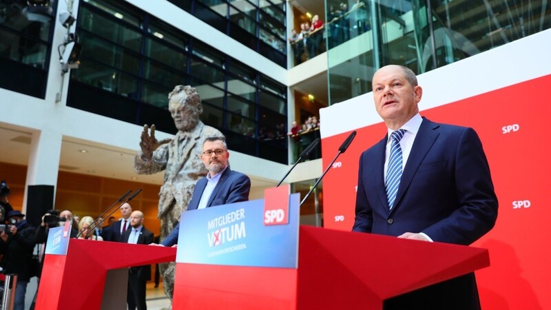 er Chef der Mandatsprüfungs- und Zählkommission, Schatzmeister Dietmar Nietan (l) und Olaf Scholz, stellvertretender SPD-Vorsitzender und Erster Bürgermeister von Hamburg, verkünden das Ergebnis des SPD-Mitgliedervotums in der SPD-Zentrale.