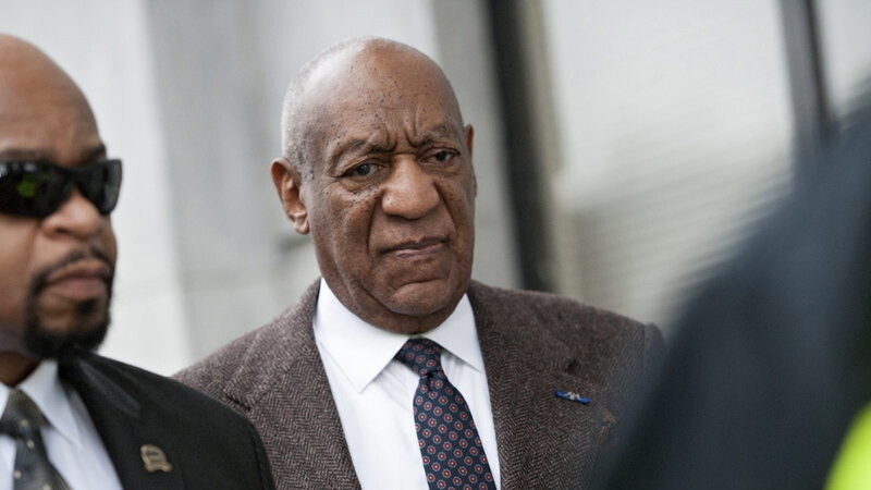Der US-amerikanische Entertainer Bill Cosby ist am 3. Februar 2016 auf dem Weg ins Montgomery County Gerichtsgebäude (Pennsylvania/USA) für den zweiten Tag der Anhörung anlässlich des Prozesses zum vorgeworfenen sexuellen Missbrauch in mehr als 50 Fällen.
